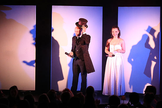 Timothy Trust und Diamond f&uuml;hren durch die Show "Trust me" m GOP Variet&eacute;-Theater M&uuml;nchen (&copy;Foto: Martin Schmtz)